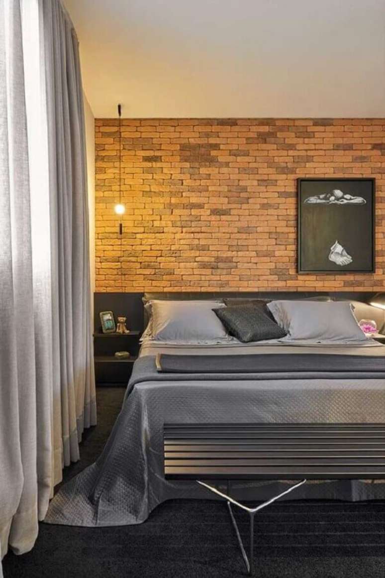 51. Quarto de homem decorado em tons de cinza com parede tijolinho &ndash; Foto: Casa de Valentina