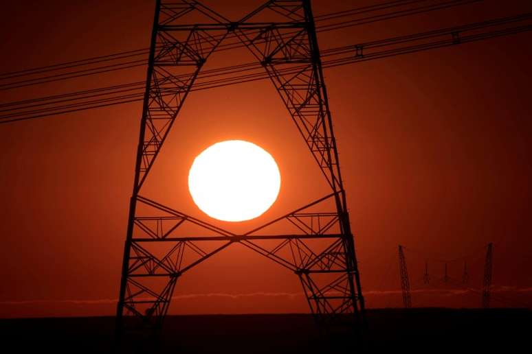 Torres de alta tensão de eletricidade vista durante pôr do sol em Brasília. 
29/08/2018. 
REUTERS/Ueslei Marcelino