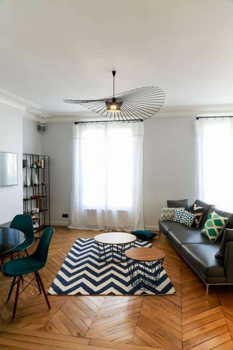 18. Tapete chevron azul e branca na sala moderna com sofá de couro – Foto Cote Maison
