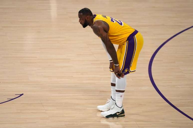 LeBron James se irrita com inícios dos jogos do Lakers na