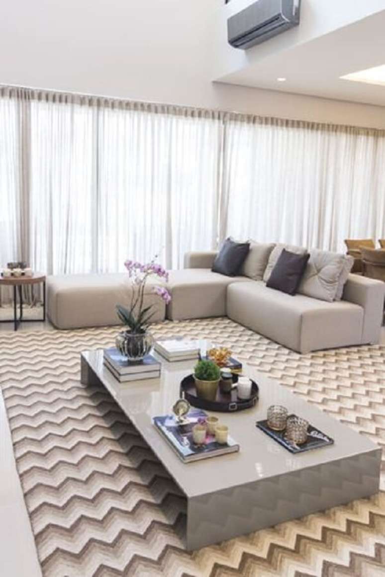 4. Sala clássica com tapete chevron e sofá bege – Foto Pinterest
