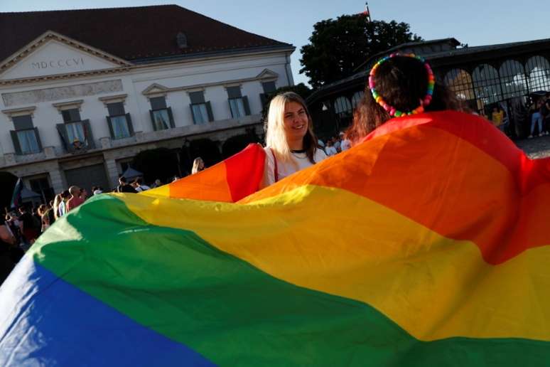 Manifestantes LGBTQ em Budapeste
 16/6/2021   REUTERS/Bernadett Szabo