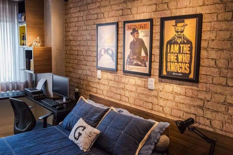 18. Decora&ccedil;&atilde;o de parede de tijolinho com quadros para quarto de homem &ndash; Foto: Pinterest