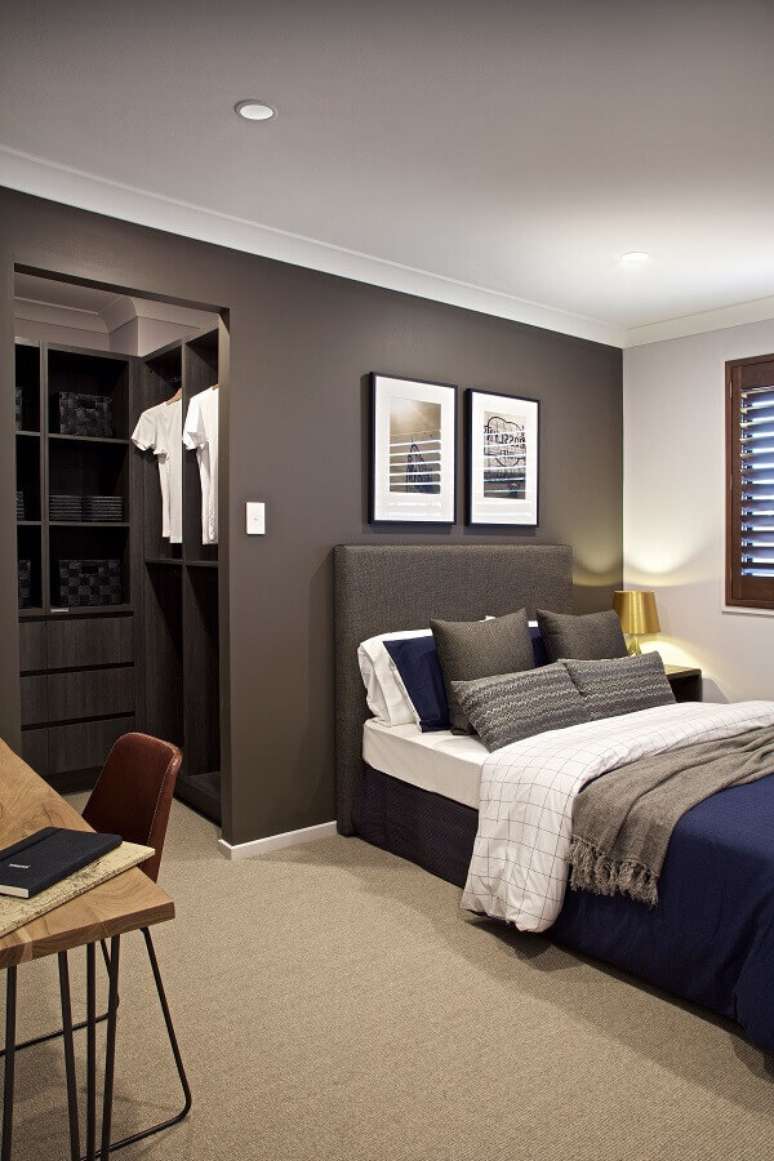 41. Quadros para quarto de homem cinza e branco decorado com closet planejado – Foto: Clarendon Homes QLD