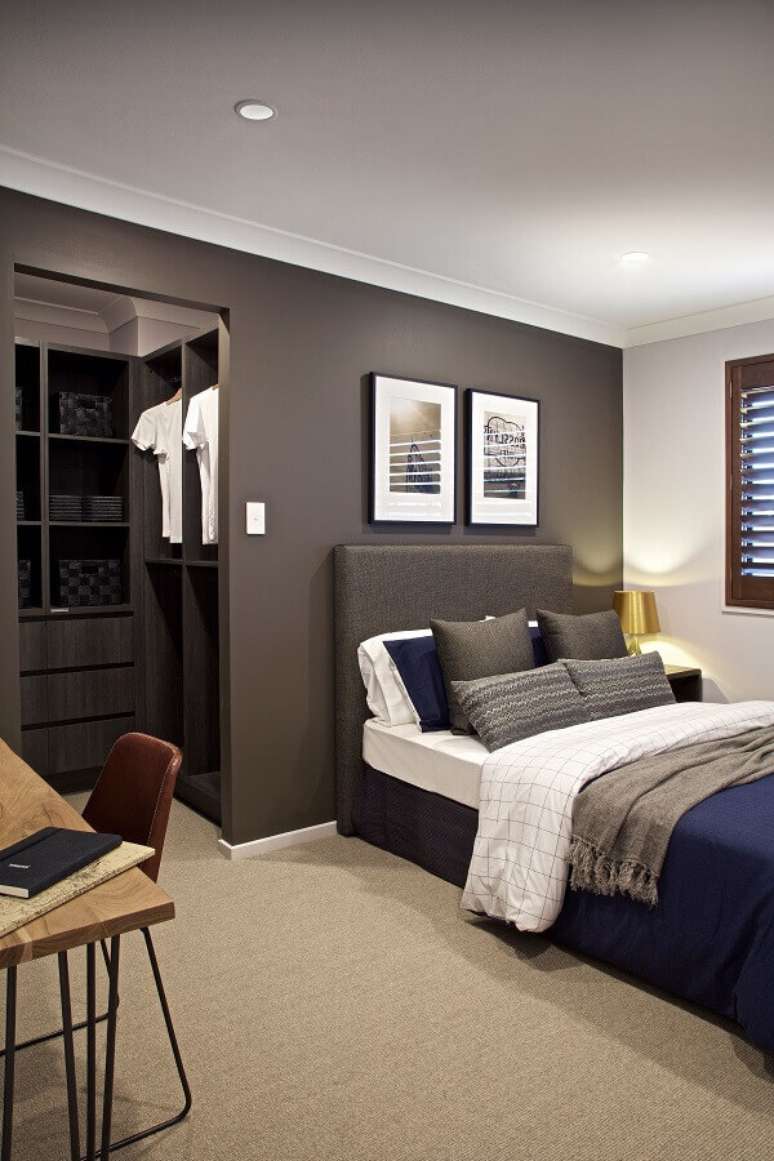 41. Quadros para quarto de homem cinza e branco decorado com closet planejado &ndash; Foto: Clarendon Homes QLD