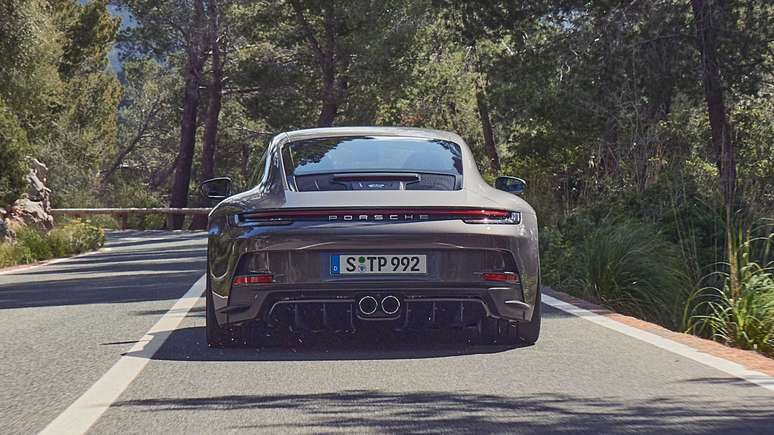 Novo Porsche 911 GT3 Touring: aerofólio traseiro retrátil. 
