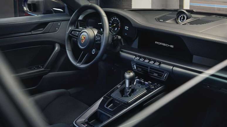 Porsche 911 GT3 Touring: acabamento interno na cor preta e opção de câmbio manual. 