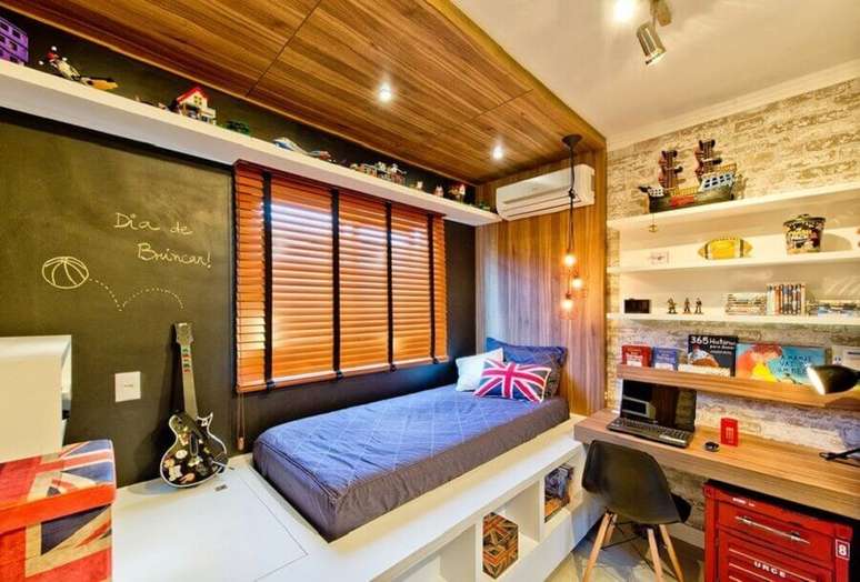 9. Decoração de quarto de homem moderno com bancada de madeira e parede com tinta lousa – Foto: Casa de Valentina