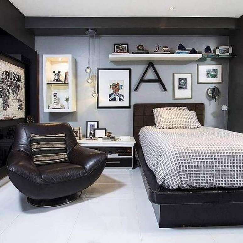 20. Decoração de quarto de homem cinza com poltrona confortável – Foto: Pinterest