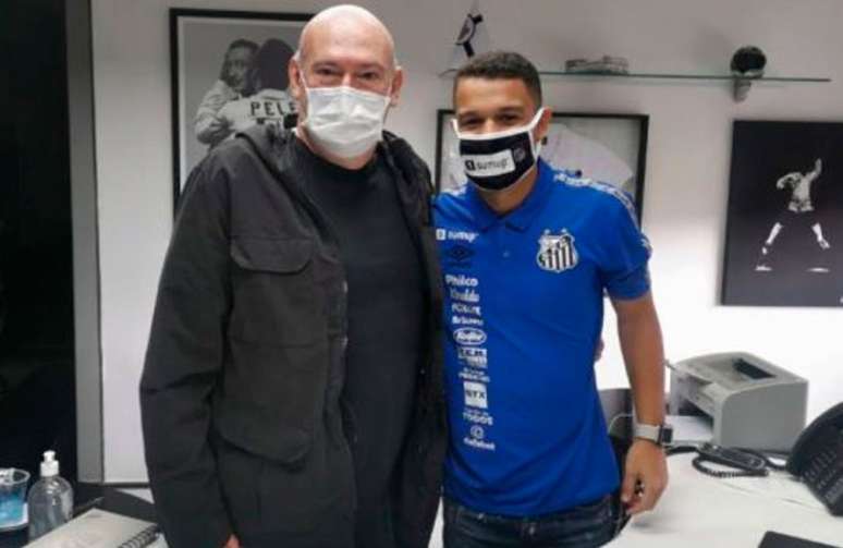 O presidente Andres Rueda acertou a renovação com o volante Sandry (Foto: Reprodução/ SantosFc)