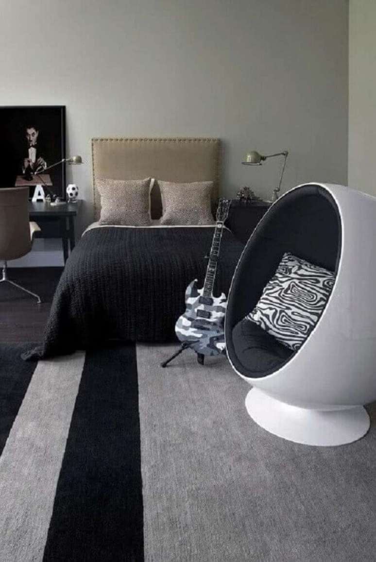 58. Tons de cinza para decoração de quarto de homem com poltrona redonda – Foto: Pinterest