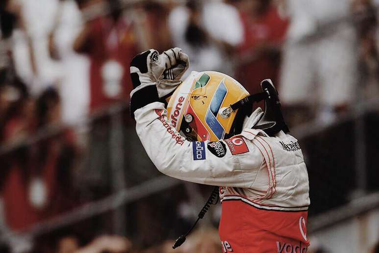 Lewis Hamilton comemorando sua vitória.