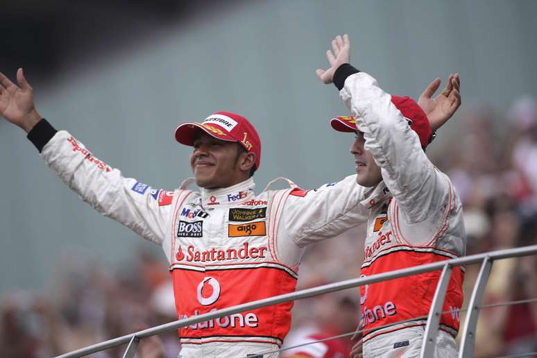 Lewis Hamilton e Fernando Alonso no pódio.