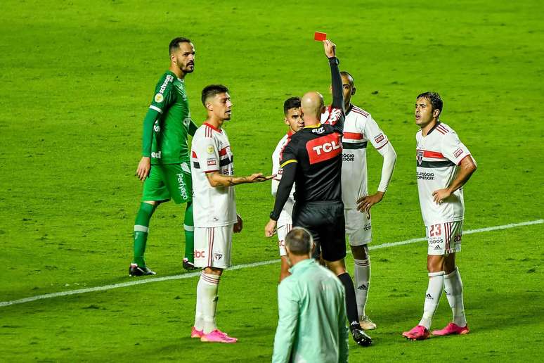 São Paulo e Chapecoense empatam com 1 a 1 em jogo marcado pela expulsa de Nestor 