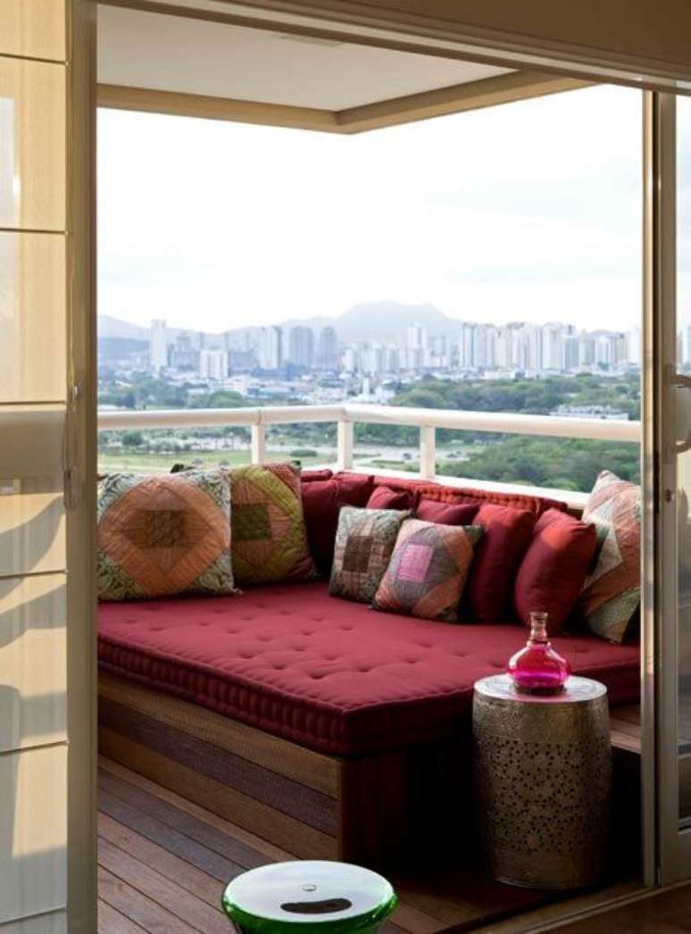 63. Sacada de madeira com sof&aacute; confort&aacute;vel &ndash; Foto Pinterest