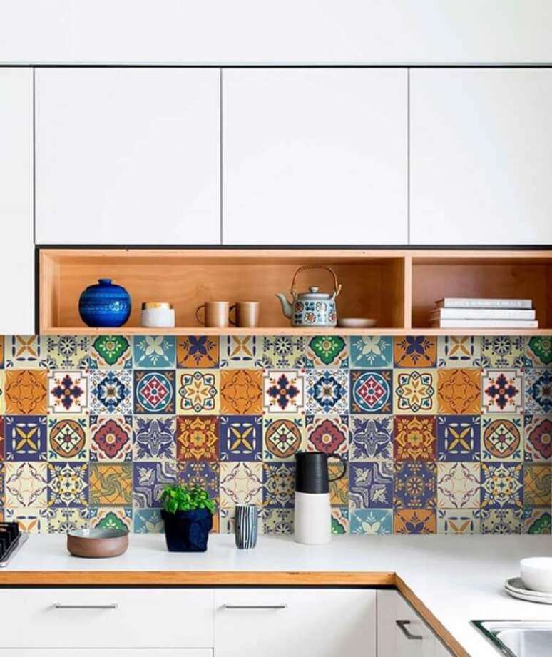 75. Revestimento colorido para decoração de cozinha simples – Foto: Pinterest