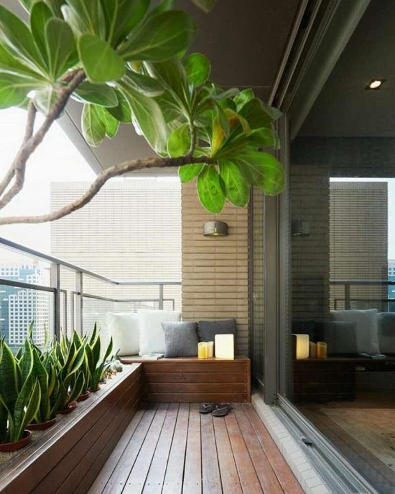 64. Sacada de madeira com plantas e cortina de vidro – Foto Balcony garden Web