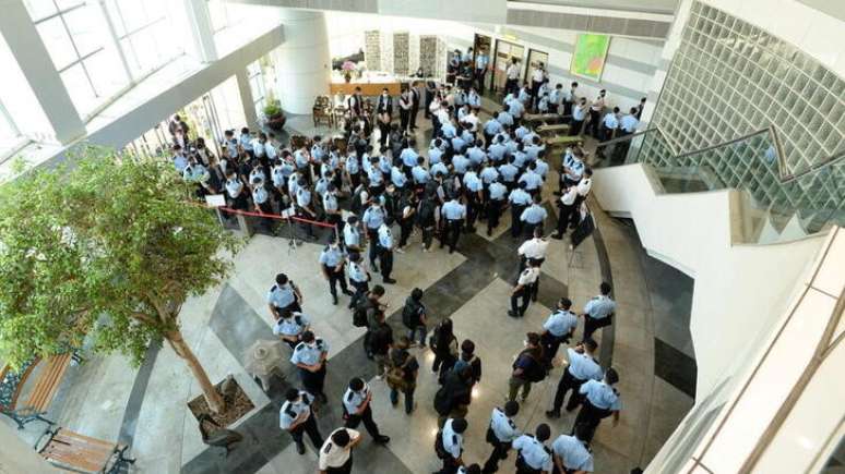Policiais cercam sede do tabloide pró-democracia Apple Daily em Hong Kong, China
17/06/2021 Apple Daily/Handout via REUTERS