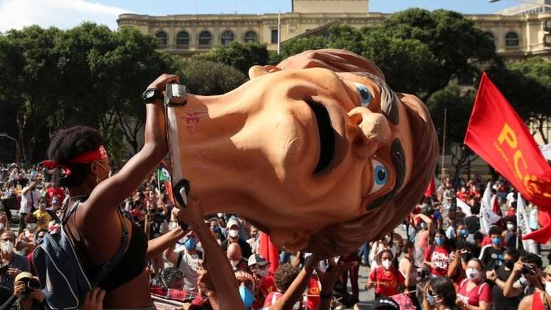 Manifestação contra Bolsonaro no Rio, em 29 de maio; novos atos ocorrem neste sábado pelo país
