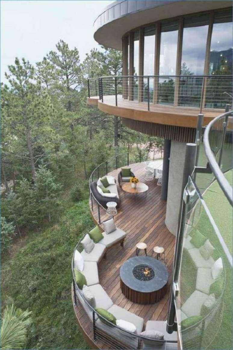13. Sacada de madeira e vidro para casa com design moderno – Foto Pinterest