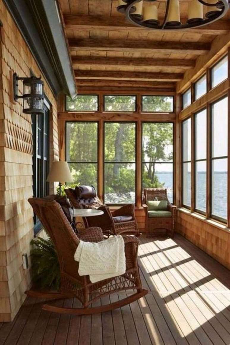 56. Sacada de madeira com janelas de vidro – Foto Pinterest