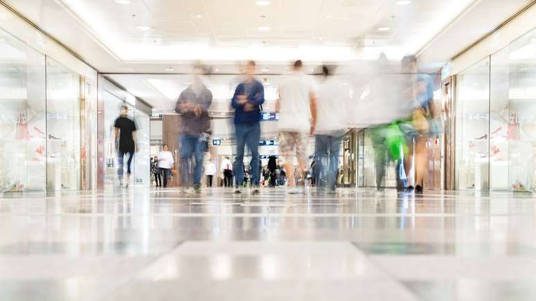 Servidor p&uacute;blico diz que os seguran&ccedil;as queriam lev&aacute;-lo para a sala de seguran&ccedil;a do shopping, o que fez ele ficar desesperado