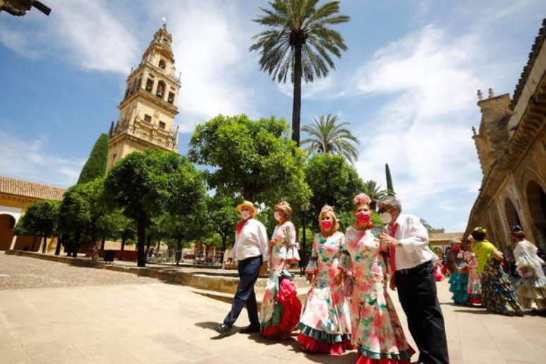 Pessoas com roupas tradicionais em frente à Catedral de Córdoba, sul da Espanha