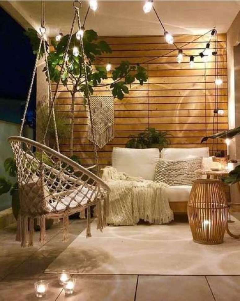 53. Sacada de madeira com iluminação romantica e móveis confortáveis – Foto Revista Vd