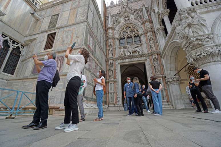 Turistas em fila na entrada da Basílica de San Marco, em Veneza