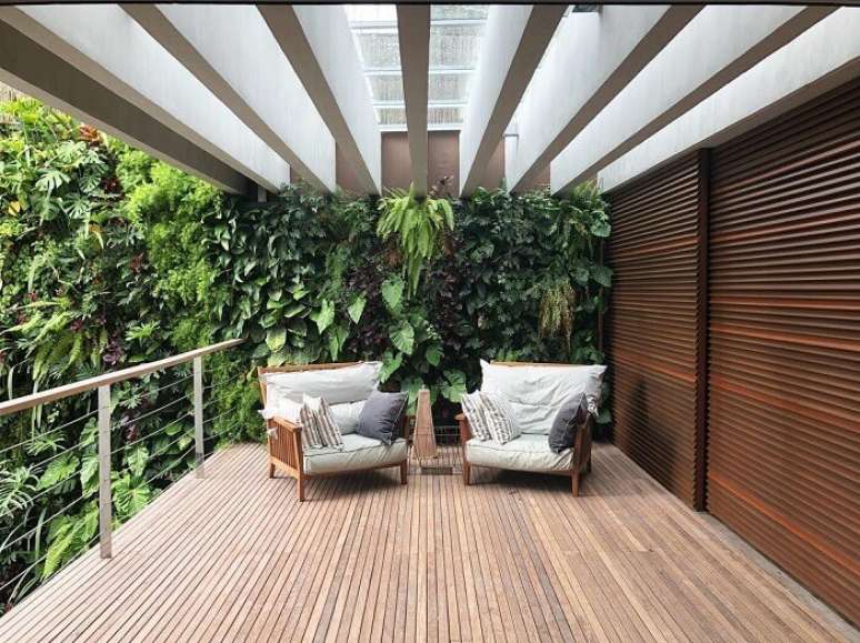 8. Sacada de madeira com jardim vertical e móveis rústicos com almofada – Fonte Alex Hanazaki