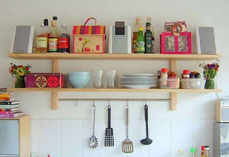 14. Utilize prateleiras e ganchos para garantir uma decora&ccedil;&atilde;o de cozinha simples bem charmosa