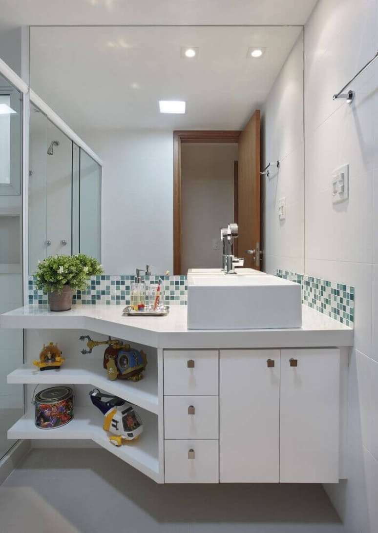 33. Utilizar pequenos vasos de plantas garante um toque especial na decora&ccedil;&atilde;o de banheiro simples