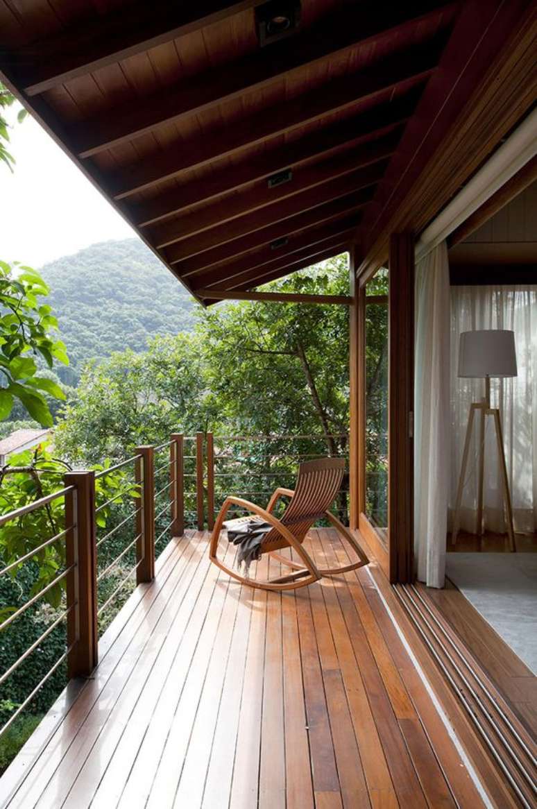 6. Sacada de madeira na casa r&uacute;stica &ndash; Foto Casa de Valentina