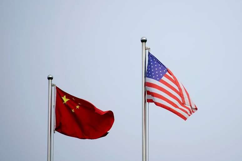 Bandeiras da China e dos EUA
 14/4/2021 REUTERS/Aly Song