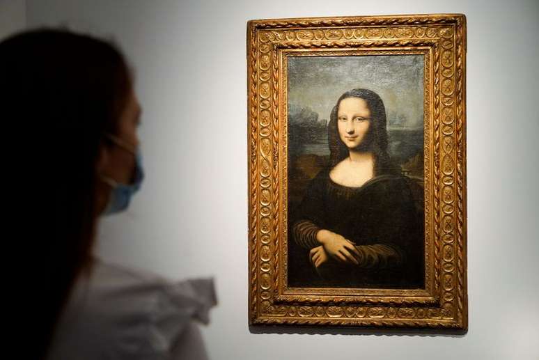 R&eacute;plica da Mona Lisa que foi a leil&atilde;o em Paris
11/6/2021   REUTERS/Lucien Libert