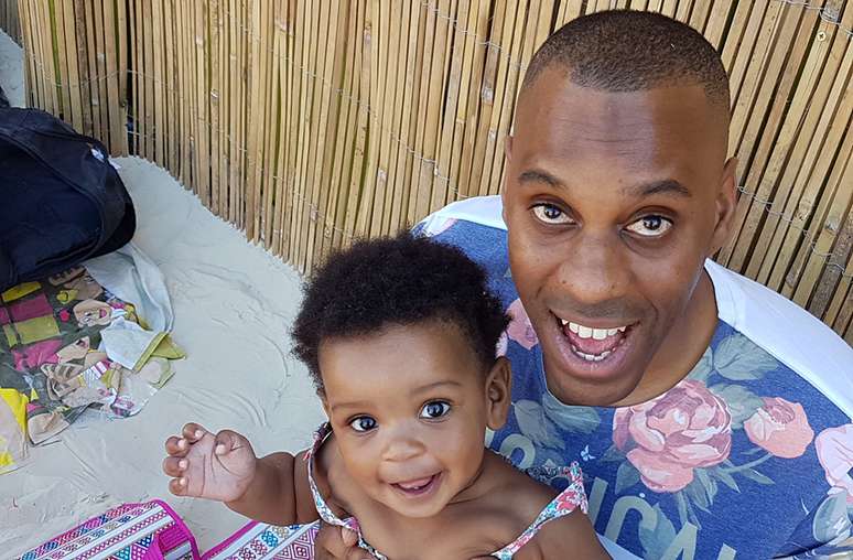 'N&atilde;o pensava direito sobre o tipo de pai que eu queria ser, e n&atilde;o conversei com outros homens da minha vida', diz Elliott sobre a falta de di&aacute;logo e prepara&ccedil;&atilde;o para a paternidade que ele e muitos homens vivem