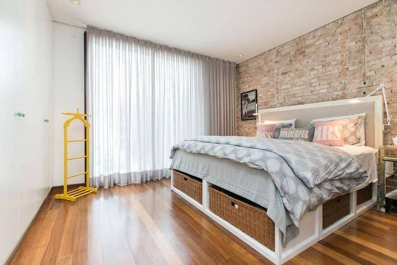 53. Utilize papel de parede para fazer a decora&ccedil;&atilde;o de casas simples