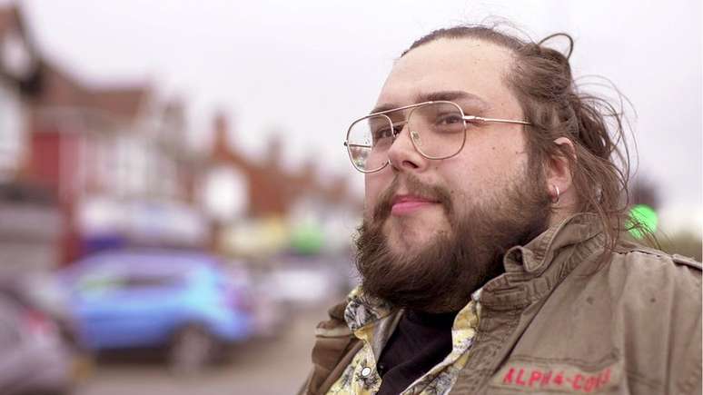 De frente para a casa de Jed, h&aacute; uma rua com cerca de 20 restaurantes de fast-food