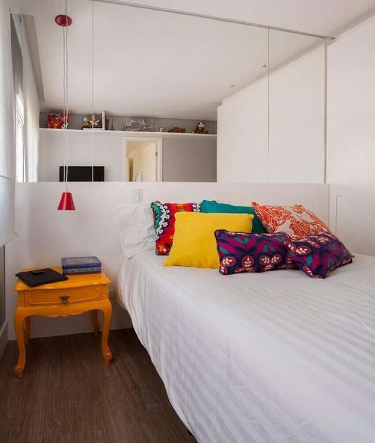 44. Para uma decora&ccedil;&atilde;o simples e bonita invista em bastante almofadas coloridas e divertidas