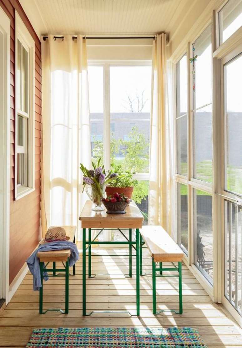 3. Sacada de madeira com janelas de vidro – Foto Pop Corn Ceiling Solution