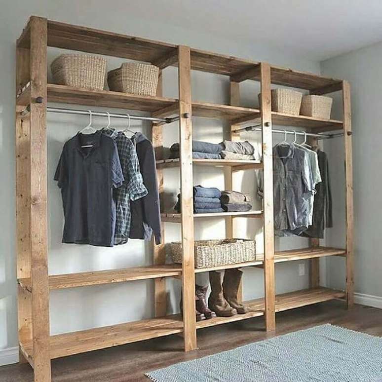 35. Utilizar uma estante de madeira no lugar do guarda roupas garante uma decoração de quarto simples bem especial