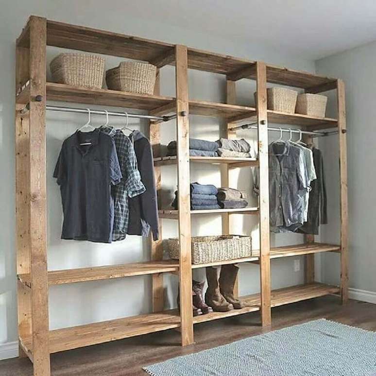 35. Utilizar uma estante de madeira no lugar do guarda roupas garante uma decora&ccedil;&atilde;o de quarto simples bem especial