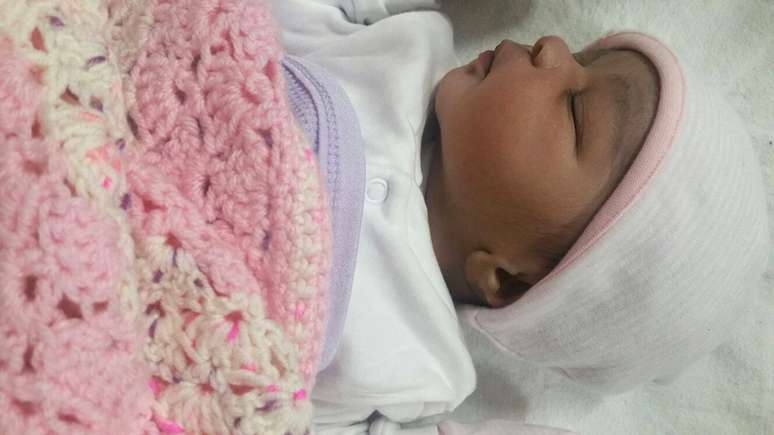 Elliott conta que 'n&atilde;o havia tempo' para cair aos prantos no hospital, mas voltar para casa na primeira noite sem a beb&ecirc; nos bra&ccedil;os e a esposa foi muito dif&iacute;cil