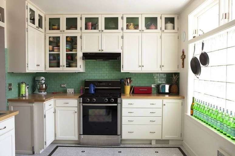 42. Decoração de cozinha simples com azulejos verdes