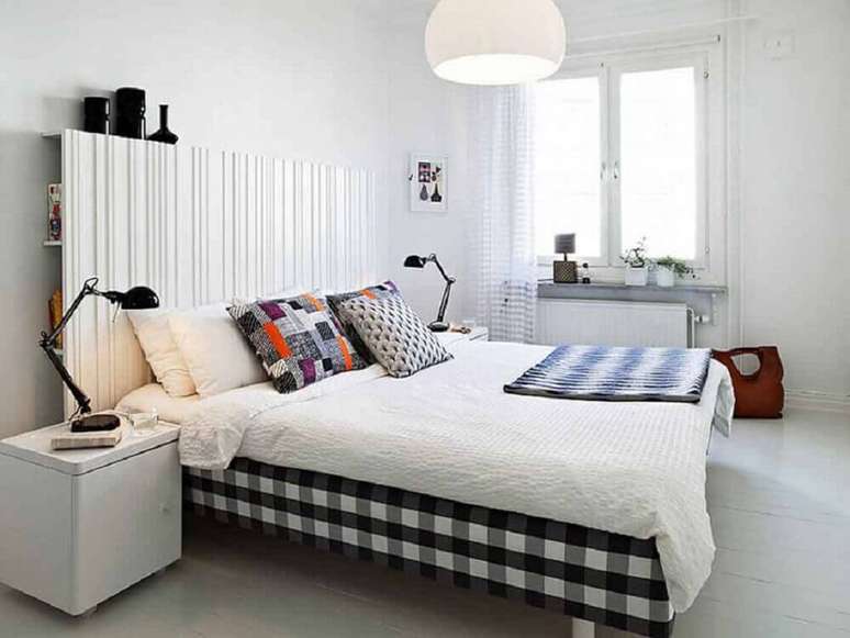 22. Decoração de casas simples em preto e branco.