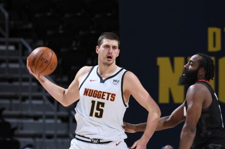 MVP Nikola Jokic poderá ser visto agora também no Youtube da TNT (Foto: AFP)