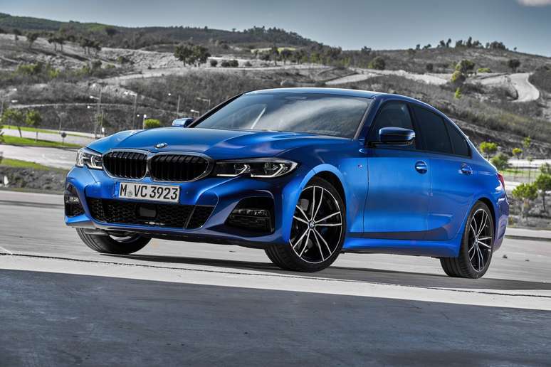 BMW 330e: modelo híbrido vem importado e faz parte da estratégia do Série 3.