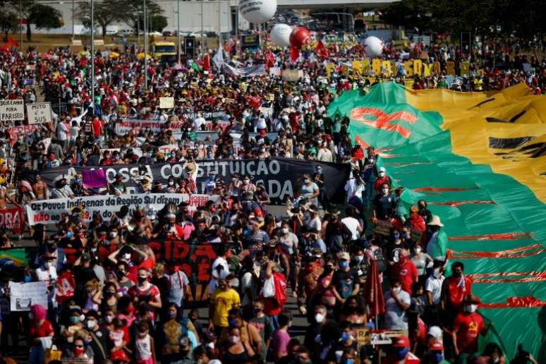Manifestantes protestam contra o governo Jair Bolsonaro na Esplanada dos Ministérios, em Brasília
