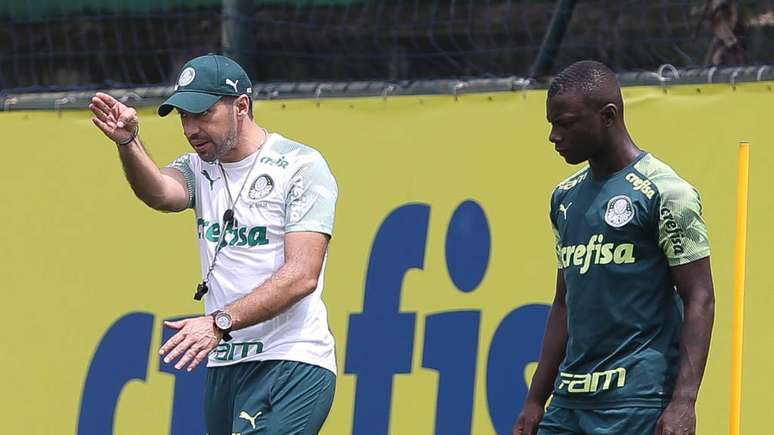 O técnico Abel Ferreira e Marino durante treino do Palmeiras; técnico reclamou da ausência de reforços para o elenco (Foto: Divulgação/Cesar Greco)