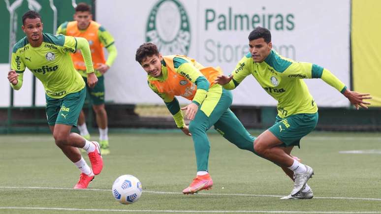 Danilo Barbosa e Raphael Veiga disputam bola em treino na Academia de Futebol (Foto: Cesar Greco/Palmeiras)
